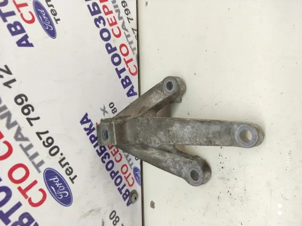 Кронштейн подушки КПП 3M517M125DE Ford