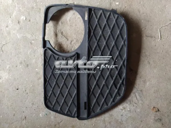 Заглушка (решетка) противотуманных фар бампера переднего левая 51117312605 BMW