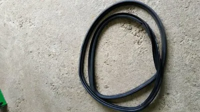 Уплотнитель заднего стекла BMW 51717061390