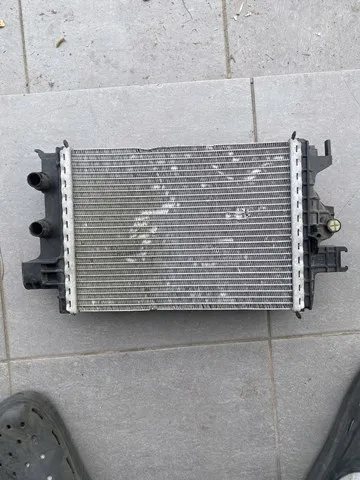 Радиатор охлаждения двигателя правый 214109135R Renault (RVI)
