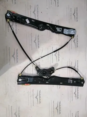Стеклоподъемник передней правой двери LR126072 Land Rover