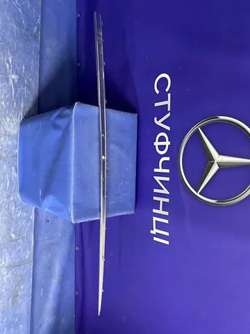 Накладка (молдинг) порога наружная передняя правая A2236942201 Mercedes