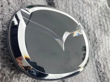 Эмблема решетки радиатора KBB3507Z0B Mazda