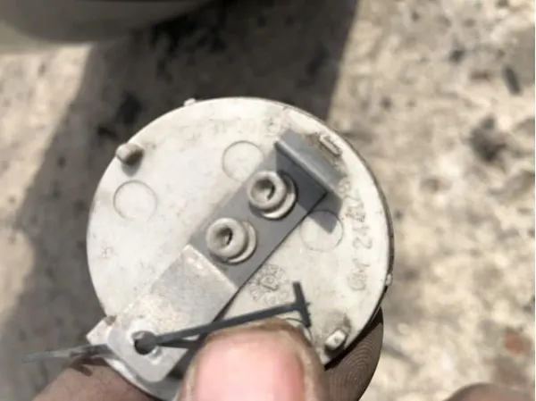 Заглушка бампера буксировочного крюка задняя 24412818 General Motors