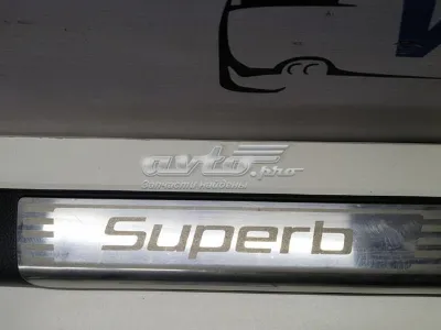 Накладка (молдинг) порога наружная передняя правая VAG 3T0853492