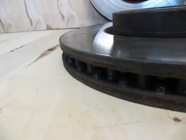 Передние тормозные диски LR161889 Land Rover