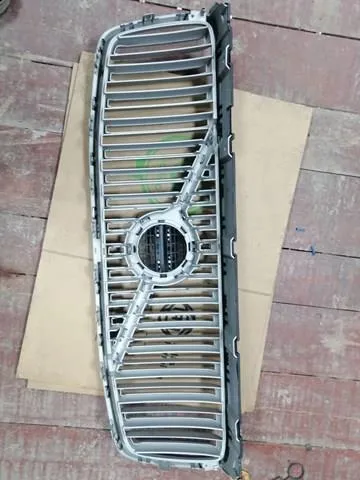 Решетка радиатора 31425931 Volvo