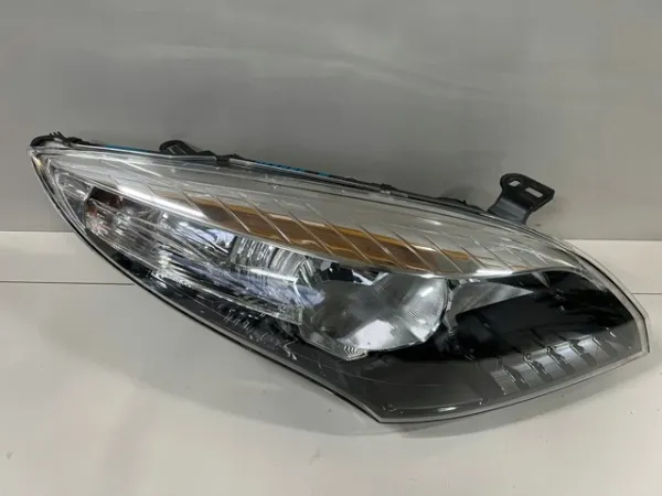 Правая фара 260101010R Renault (RVI)