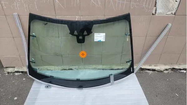 Лобовое стекло LR069748 Land Rover