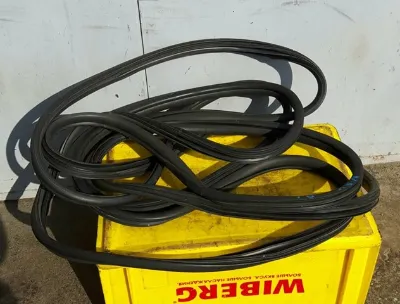 Уплотнитель двери задней левой (на кузове) NISSAN 76924EB32A