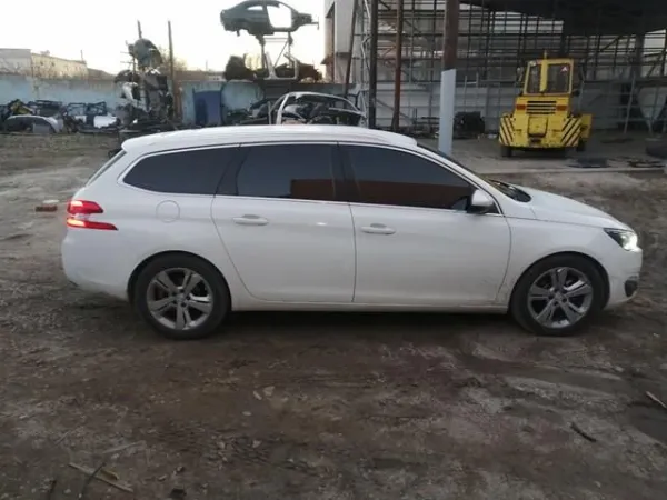 Дверь передняя правая Peugeot 308 II