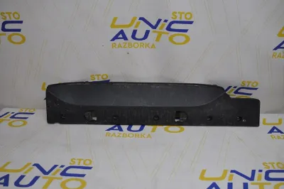 Накладка багажника (двери 3/5-й задней) правая RENAULT 828729905R