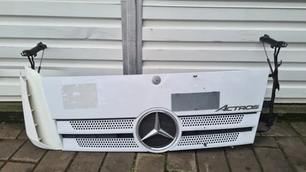 Молдинг решетки радиатора A9607500409 Mercedes