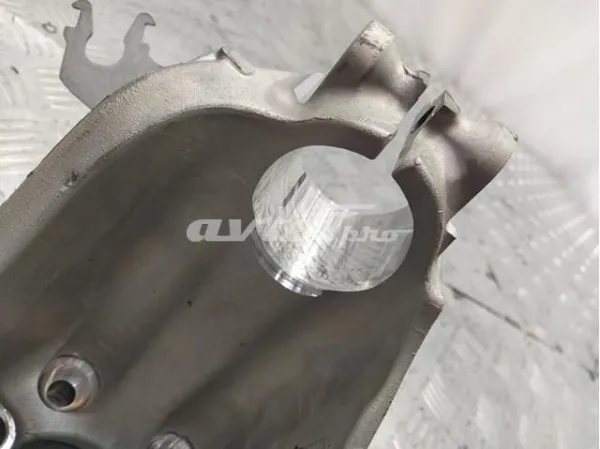 Цапфа передняя правая 31216878614 BMW