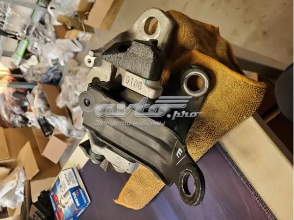 Левая подушка двигателя D10G39070A Mazda