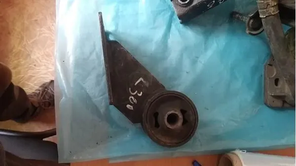 Подушка двигателя Митсубиси Л-300 