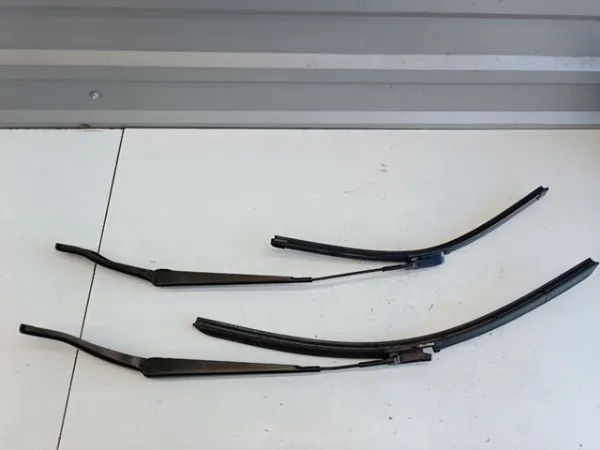 Поводок стеклоочистителя LR086384 Land Rover