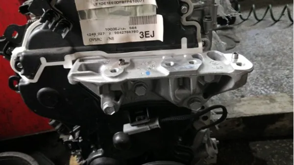 Кронштейн подушки (опоры) двигателя правой 9810967480 Peugeot/Citroen
