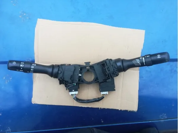 Правый подрулевой переключатель 17F111 Toyota