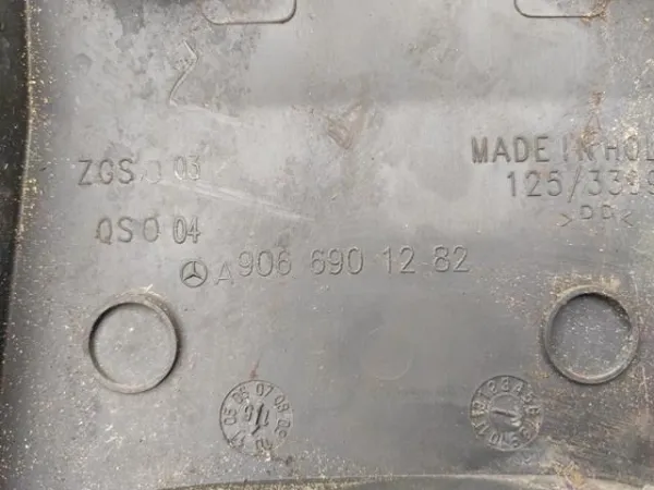 Внешняя накладка стойки кузова A9066901282 Mercedes