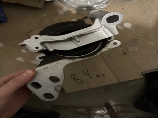 TK7839060B Mazda Подушка (опора) двигателя правая